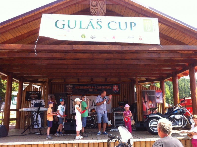 2. ročník Gulaš cup pred hotelom FIS navštívilo tisíce ľudí. 25.8.2012. Štrbské pleso.