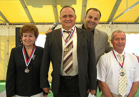 Na akcii Coop Jednota Slovensko sa súťažilo v stolnom futbale a v šípkach. Na fotografii su najúspešnejší suťažiaci v hode šípkami. 27.5.2008.