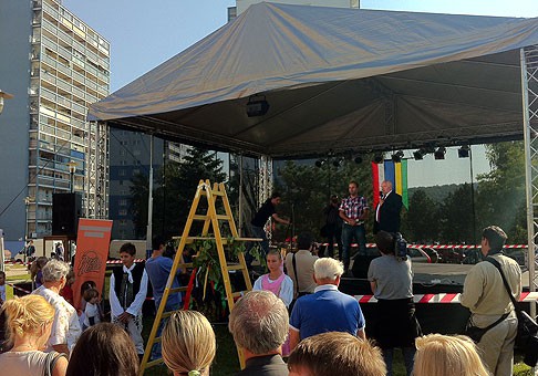 Dúbravské hody slávnostne otvoril starosta Ing.Ján Sandtner, ktorý deťom rozdal veľký hroznový strapec. 24.9.2011, Bratislava.
