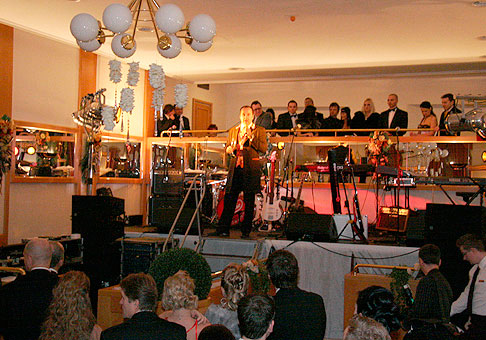 Slávnostné otvorenie muzikálového galavečeru v hoteli Tatra Trenčín s hviezdami známych muzikálov a skupinou Olympic. Trenčín 6.2.2010.