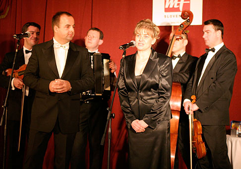 Oslava 60.výročia založenia vydavateľstva Mladá Fronta v Casino Cafe Reduta 7.decembra 2005. V popredi manažérka vydavateľstva MF Slovensko Ing.Ingrid Rievajova. V pozadí hudobná skupina Kuštárovci.