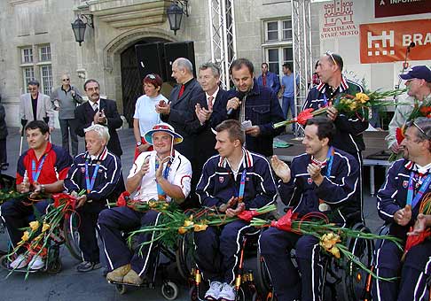 Vítanie paralympijského družstva po príchode do Bratislavy z Atén.