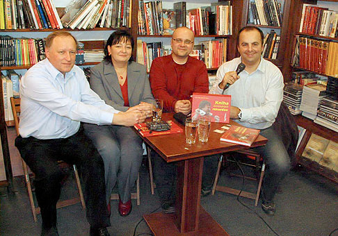 Prezentácia Knihy slovenských rekordov v Auparku. Zľava doprava Igor Svitok, Magdaléna Gondolová, Dado Nagy a ja. 8.1.2008.