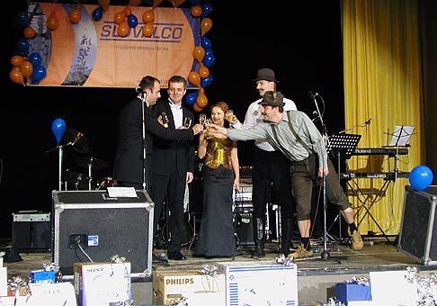 9. ročník reprezentačného plesu Slovalco, okrem Andiho Krausa a Petra Marcina, je na fotografií gen. riaditeľ ing. Ivan Veselý s manželkou.