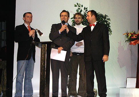 Pri odovzdávaní cien MISS Levice 2003 bol aj skvelý Vilo Rozboril, riaditeľ divadla Andreja Bagara V Nitre pán Greššo a Ján Ďurovčík - choreograf.