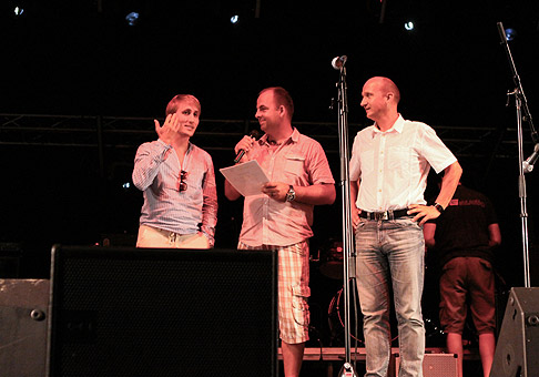 Sajfa a primátor mesta Žiar nad Hronom, Ivan Černaj vyžrebovali troch výhercov na Cityfest 2010. 14.8.2010, Žiar nad Hronom.