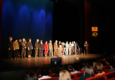 Odmenenie bývalých zamestnancov spoločnosti Nitrazdroj počas slávnostného programu v divadle Andreja Bagara v Nitre.